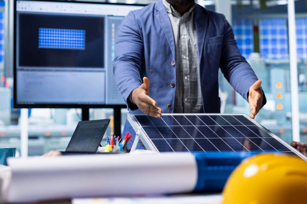 2026 güneş paneli satın alma kontrol listesini kullanan proje yöneticisi