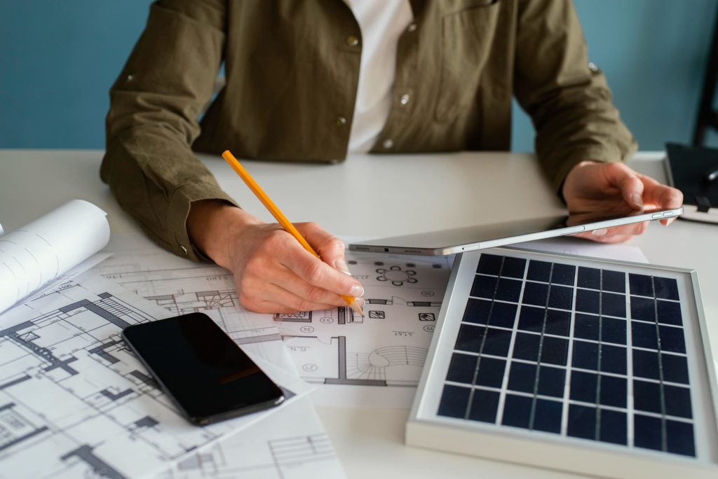 2026 güneş enerjisi sistemi maliyetini oluşturan panel, inverter ve kurulum kalemleri