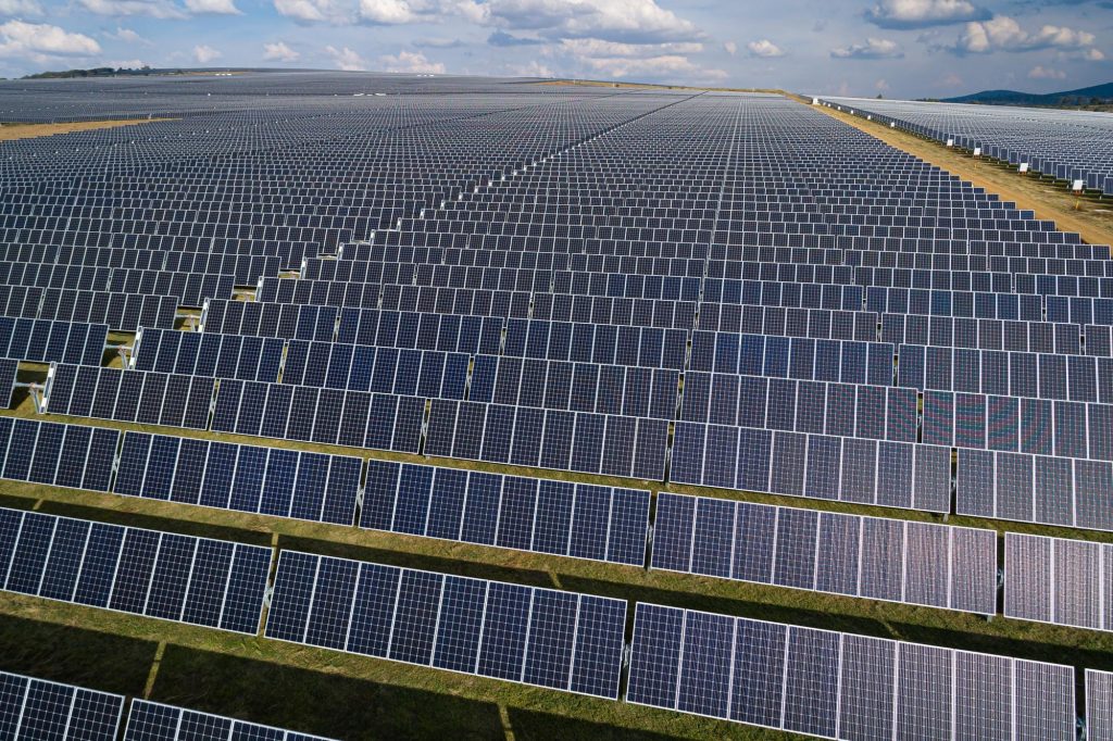 Güneş panelleri, inverter, şebeke ve batarya arasındaki sistem bağlantısı