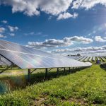 Fabrika çatısındaki güneş enerjisi santralinin 2026 yatırım geri dönüş hesabını gösteren finansal analiz ekranı
