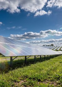 Fabrika çatısındaki güneş enerjisi santralinin 2026 yatırım geri dönüş hesabını gösteren finansal analiz ekranı