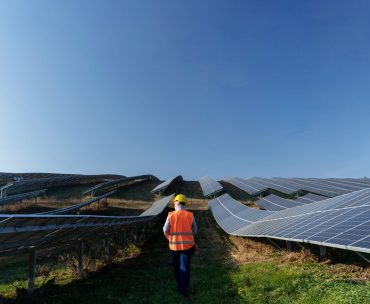 Güneş paneli seçimi öncesi tüketim ve çatı verilerini inceleyen mühendis