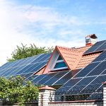 Çatıda kurulu 10 kW güneş paneli sistemi ve yıllık elektrik üretimi göstergesi