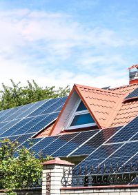 Çatıda kurulu 10 kW güneş paneli sistemi ve yıllık elektrik üretimi göstergesi