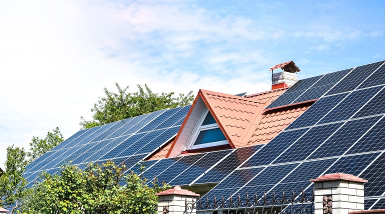 Çatıda kurulu 10 kW güneş paneli sistemi ve yıllık elektrik üretimi göstergesi